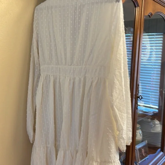 Boho cream long sleeves very flattering line.  Large fits like a medium NEW - Picture 5 of 7